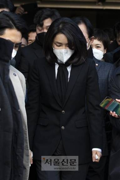 국민의힘 윤석열 대통령 후보의 배우자인 김건희 씨가 26일 오후 ‘허위 이력’에 대한 입장을 발표한 뒤 서울 여의도 국민의힘 중앙당사에서 나오고 있다. 2021.12.26  김명국선임기자