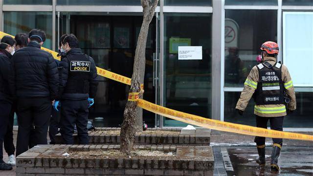 서울대 기숙사 화재 발생 - 16일 서울대 관악학생생활관에서 화재가 발생해 소방대원과 경찰 과학수사 대원등이 현장조사를 위해 발걸음을 옮기고 있다.2022.1.16 뉴스1