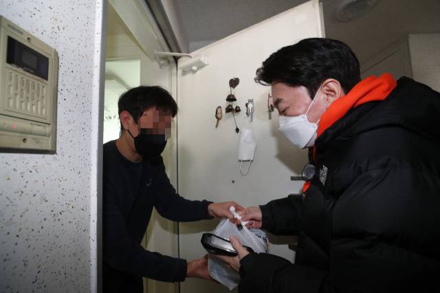 안철수 국민의당 대선 후보가 16일 부천 상동의 한 음식점에서 '안철수를 팝니다' 철수마켓의 일환으로 일일 알바생으로 나서 배달을 하고 있다./권욱 기자