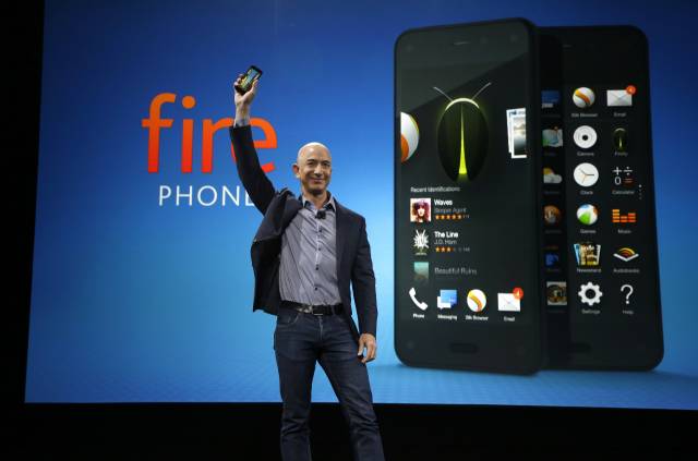 2014년 제프 베이조스 아마존 창업자가 파이어폰을 소개하고 있다. /AP연합뉴스