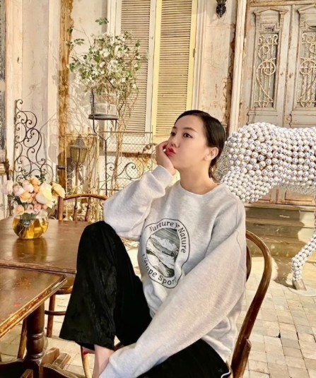 Actor Go Eun-ah has revealed the current situation in which the chic atmosphere stands out.Go Eun-ah posted two photos on his 16th day with heart emoticons through his instagram without any comment.Photos show Go Eun-ah posing in a chair; Go Eun-ah looks chic in a casual T-shirt and black pants.In another photo, his lips are stretched forward and his face is full of cuteness. The fans responded It is simple and It is more beautiful! Good.On the other hand, Go Eun-ah recently met fans through the TV web drama I want to live roughly.