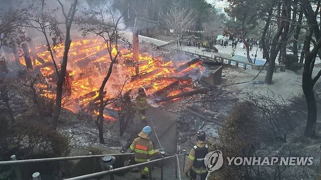 화재로 소실된 사찰 (부산=연합뉴스) 16일 오전 5시 30분께 부산 영도구에 있는 한 사찰에서 원인이 밝혀지지 않은 불이 나 소방대원이 진화를 하고 있다.
    이 불로 사찰 목조건물 한 채가 소실됐으나, 인명 피해는 없었다. 
    불이 산쪽으로 번졌으나, 현재 큰 불길은 잡힌 상태라고 소방본부는 전했다. 2022.1.16 [부산소방재난본부 제공. 재판매 및 DB 금지] handbrother@yna.co.kr