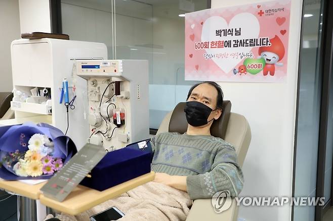 경인지역 최초 600번째 헌혈하는 '헌혈왕' 박기식씨 (부천=연합뉴스) 경기 부천에 거주하는 박기식(54)씨가 16일 경기도 부천시 상동 헌혈의 집 상동센터에서 600번째 헌혈을 하고 있다. 이 기록은 경기·인천지역에서는 최초이며 전국에서는 15번째다. 2022.1.16 [대한적십자사 인천혈액원 제공. 재판매 및 DB 금지] tomatoyoon@yna.co.kr