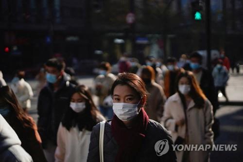 마스크 쓰고 걷는 상하이 시민들 [로이터 연합뉴스 자료사진 재판매 및 DB 금지]