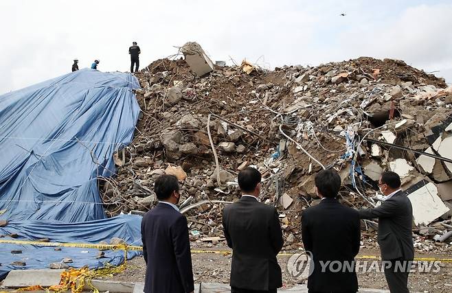 철거건물 붕괴참사 현장 찾은 정몽규 회장 [연합뉴스 자료사진]