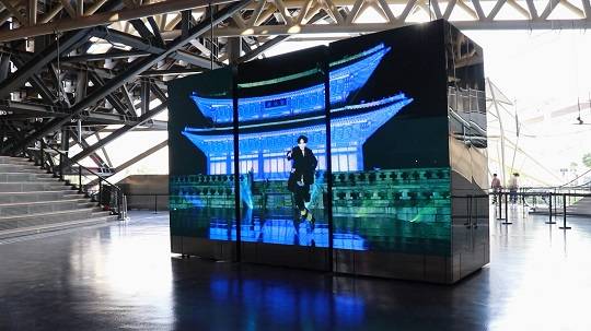 BTS가 경복궁을 배경으로 공연한 영상이 아랍에미리트(UAE) 두바이에서 열리고 있는 ‘두바이 엑스포’에서 상영되고 있는 모습. 사진 출처 : 문화재청