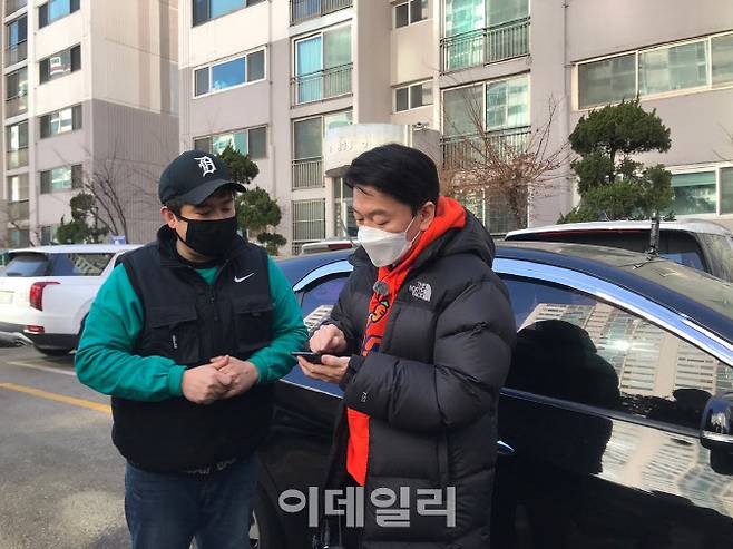 안철수 국민의당 대선 후보가 16일 부천 상동에서 일일 배달 아르바이트생으로 변신했다.(사진=김보겸 기자)