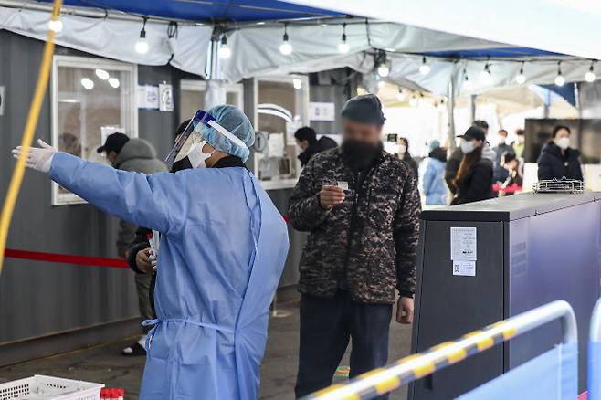 지난 16일 오전 서울역에 설치된 코로나19 임시선별검사소에서 시민들이 검사를 받기 위해 줄을 서 있다. (사진=연합뉴스)