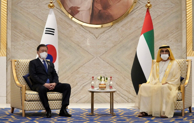 문재인 대통령이 16일(현지시간) 두바이 엑스포 리더십관에서 셰이크 무함마드 빈 라시드 알막툼 UAE 총리 겸 두바이 군주와 회담을 하고 있다. (사진=연합뉴스)