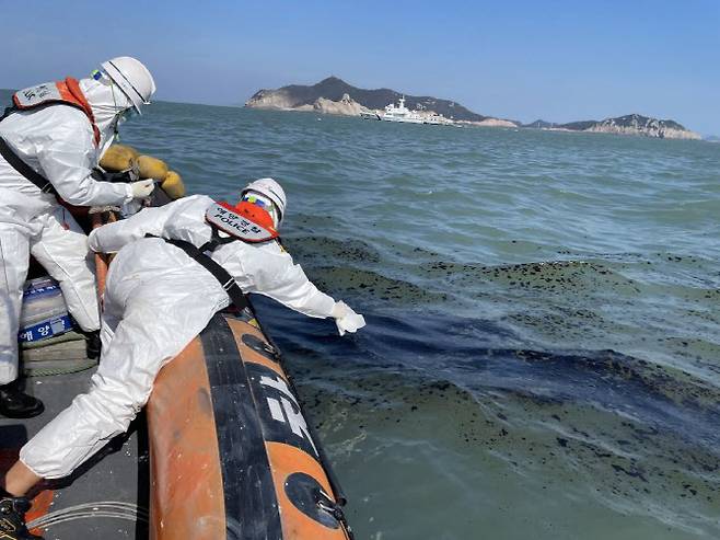 해양경찰이 해양오염사고 방제 작업을 하는 모습. (사진=해양경찰청)