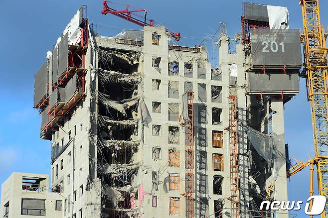 지난 11일 오후 3시46분쯤 광주 서구 화정동 한 아파트 공사현장에서 붕괴 사고가 발생했다. 사진은 16일 사고가 발생한 아파트 공사현장 모습. 2022.1.16/뉴스1 © News1 정다움 기자