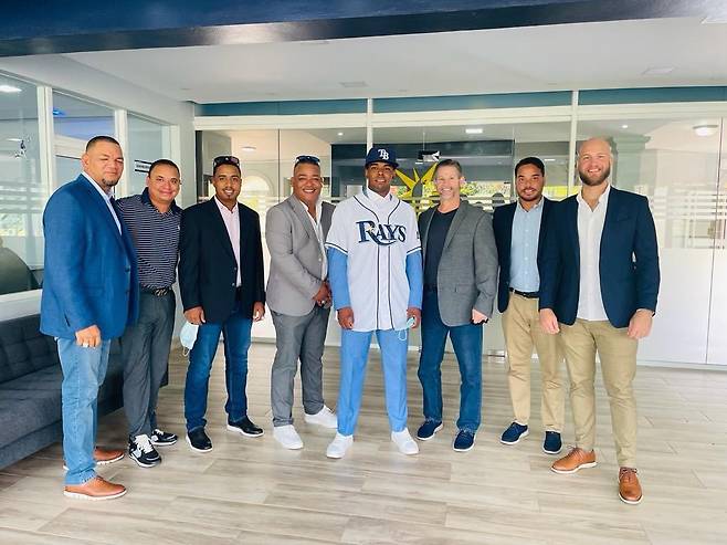 호세 라자로 콘트라레스(오른쪽에서 네 번째)는 계약금 105만달러에 탬파베이 레이스와 입단 계약을 체결했다.(탬파베이 레이스SNS 캡처) © 뉴스1