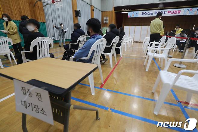 광주지역 찾아가는 학교단위 백신접종이 시작된 지난 12월16일 오후 광주의 한 중학교 강당에서 학생들이 코로나19 백신 접종 전 대기하고 있다. 2021.12.16/뉴스1 © News1 황희규 기자