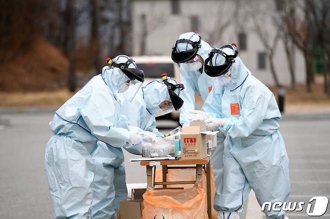 선별진료소 검체 정리. (자료사진)/뉴스1