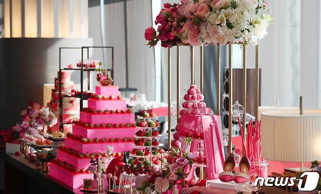 아난티 힐튼 부산 10층 맥퀸즈 라운지에서 딸기 디저트 뷔페 ‘크레이지 인 핑크’가 열리고 있다.(아난티 힐튼 부산 제공) © 뉴스1