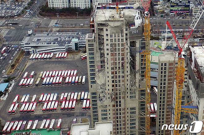 17일 오전 광주광역시 서구 화정동 현대산업개발 아파트 신축공사 붕괴사고 현장에 제거되지 못한 잔해물이 보이고 있다. 지난 11일 현대산업개발이 시공 중인 화정동 아이파크 신축 공사 현장 201동 건물이 38층부터 23층까지 무너져 작업자 6명이 실종됐다. 6명 중 1명은 숨진 채 발견됐고 나머지 5명의 생사 여부는 확인되지 않고 있다. 2022.1.17/뉴스1 © News1 이재명 기자