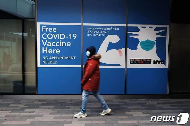 미국 뉴욕 한 거리에 신종 코로나바이러스 감염증 백신 접종 장려 안내문이 걸려 있다. © AFP=뉴스1