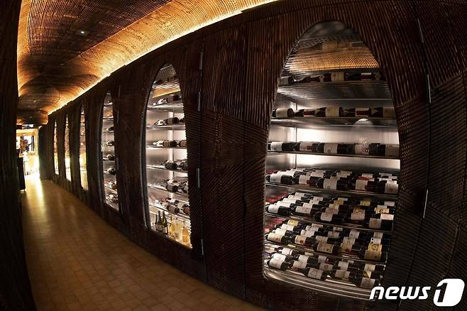 2021년 9월 3일(현지시간) 프랑스 파리의 한 레스토랑에서 있는 와인 저장소. © AFP=뉴스1 © News1 김지현 기자