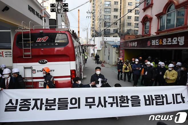이승엽 광주 서구 화정아이파크 예비 입주자 협의회 대표가 17일 붕괴사고 현장을 찾아 정몽규 현대산업개발 회장의 사퇴를 촉구하는 성명서를 발표하고 있다.2022.1.17/뉴스1 © News1 김동수 기자