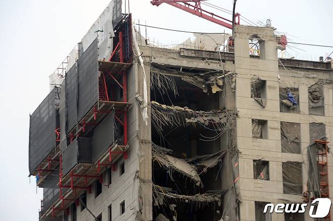 지난 11일 오후 3시46분쯤 광주 서구 화정동 한 아파트 공사현장에서 붕괴 사고가 발생했다. 사진은 16일 사고가 발생한 아파트 공사현장 모습. 2022.1.16/뉴스1 © News1 정다움 기자