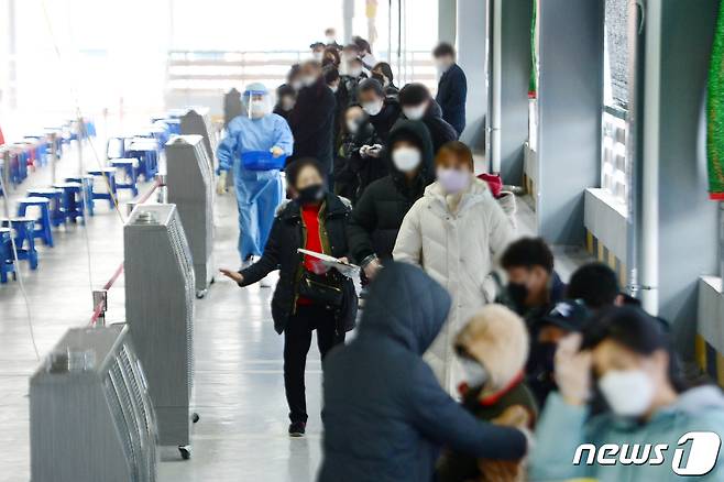 17일 오전 광주 북구보건소 선별진료소에서 시민들이 진단검사를 받기 위해 길게 줄지어 서 있다. 전날 광주에서는 237명이 코로나19에 확진돼 역대 일 최다 확진자수를 기록했다. 2022.1.17/뉴스1 © News1 정다움 기자