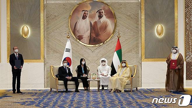 문재인 대통령과 셰이크 무함마드 빈 라시드 알막툼 UAE 부통령 겸 총리(두바이 통치자)가 16일(현지시간) 아랍에미리트 두바이 엑스포 리더십관에서 천궁-Ⅱ(M-SAM2, 중거리 지대공미사일) 사업계획서 교환 후 기념촬영을 하고 있다. 왼쪽부터 김지찬 LIG 넥스원 대표, 문 대통령, 알막툼 UAE 총리, 무암마르 아부셰하브 UAE 타와준(TTI) 사장. (청와대 제공) 2022.1.17/뉴스1