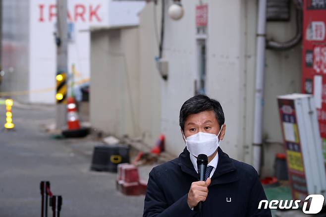 HDC현대산업개발 회장직을 사퇴한 정몽규 회장이 17일 오후 광주 서구 화정동 현대산업개발 아이파크 아파트 신축 공사 붕괴사고 현장을 찾아 피해자 가족에게 사과하고 있다. 지난 11일 오후 3시46분쯤 해당 공사 현장 201동 건물이 38층부터 23층까지 무너져 작업자 6명이 실종됐다. 실종자 중 1명은 숨진 채 발견됐고 나머지 5명의 생사 여부는 확인되지 않고 있다. 2022.1.17/뉴스1 © News1 황희규 기자