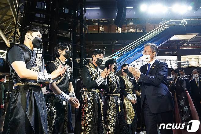 문재인 대통령과 김정숙 여사가 16일(현지시간) 두바이 엑스포 한국관을 찾아 공연을 관람한 후 공연자들을 격려하고 있다. (청와대 제공) 2022.1.17/뉴스1