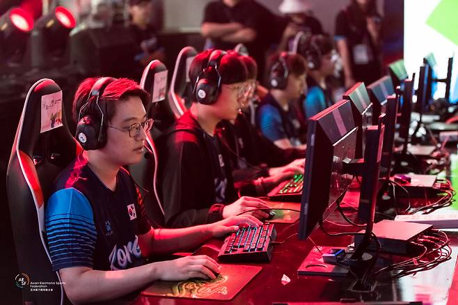 지난 2018년 자카르타-팔렘방 아시안게임에서 시범종목으로 참가한 '리그 오브 레전드' 한국 국가대표팀 선수들이 경기를 하고 있는 모습. 사진제공=한국e스포츠협회