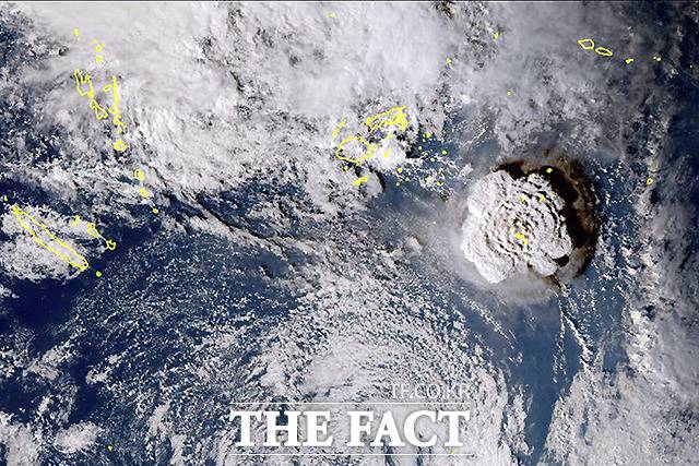 일본 기상위성 히마와리-8호가 촬영해 일본 기상청이 공개한 이 위성사진에는 통가 해저화산 분화의 모습이 담겨 있다. /AP. 뉴시스