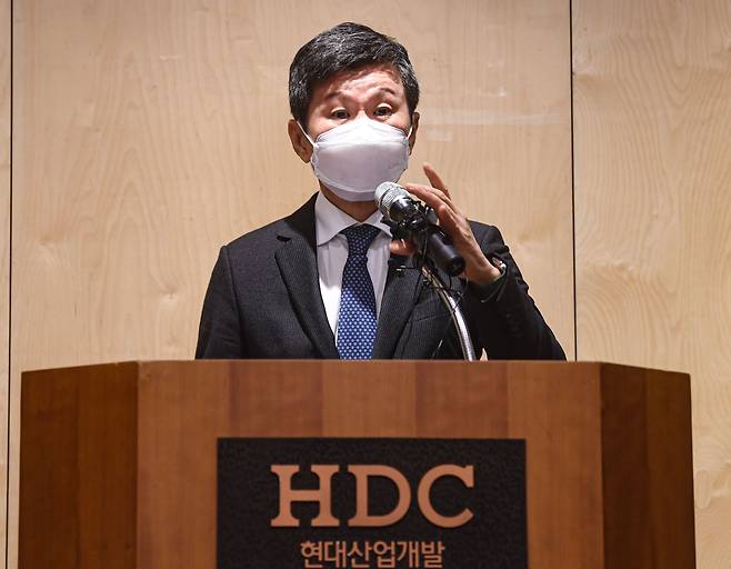 광주 건설 현장에서 잇따라 대형 사고를 일으킨 HDC현대산업개발의 정몽규 회장이 17일 오전 서울 용산구 현대산업개발 본사에서 열린 대국민 사과 기자회견에 침통한 표정으로 참석하고 있다./연합뉴스 제공