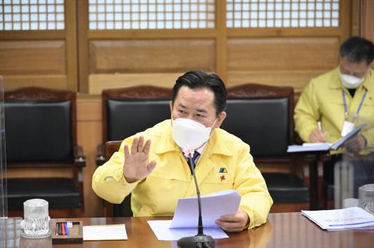 박정현부여군수의 2022년 부여군 역점사업의 중요성을 강조하며 발로 뛰는 행정을 해주길 당부하는 장면  사진=부여군제공