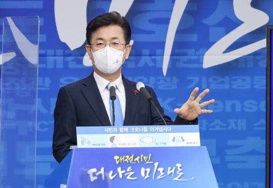 허태정 대전시장이 17일 시청 대회의실에서 신년 브리핑을 열고 시정 방향에 대해 설명하고 있다. 사진=대전시 제공