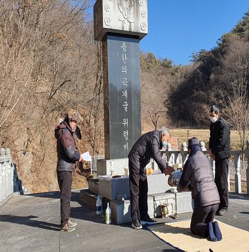 17일 단양군 영춘면 곡계골 위령비 광장에서 단양곡계굴유족회 조병규 회장 등 유족 15명이 참석한 가운데 '제71주기 단양곡계굴 합동위령제'가 열렸다. 사진=단양군 제공.
