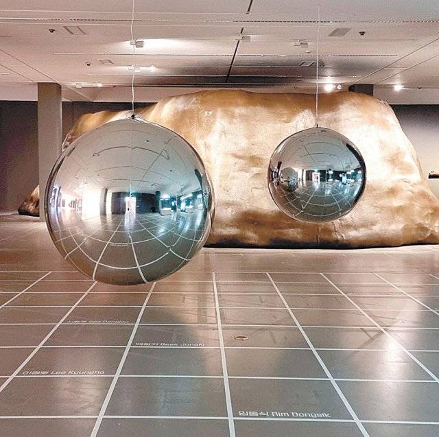 이주리의 ‘모습 某濕 Wet Matter＿005’ 앞에 놓인 에어볼. 관객의 동선을 안내하는 역할을 한다. 국립현대미술관 제공