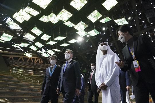 16일(현지시간) 문재인 대통령이 아랍에미리트(UAE) 두바이 엑스포 한국관을 참관하고 있다. 청와대 제공.