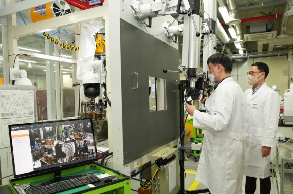 한국원자력연구원에 국내 최초로 조사유기 응력부식균열 실증 장비 구축해 연구진이 테스트를 하고 있다. 원자력연구원 제공