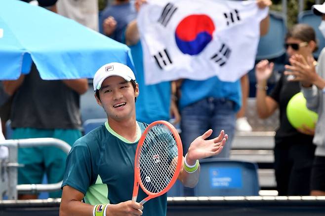 권순우가 17일(현지시각) 호주 멜버른에서 열린 호주오픈 테니스대회 남자 단식 1라운드에서 홀거 루네(덴마크)를 제압한 뒤 환호하고 있다. 연합뉴스