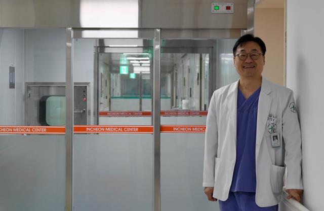 코로나19 첫 환자와 오미크론 변이 첫 환자를 진료한 김진용 과장은 "인천의 지역 특성상 신종 감염병 초기 환자들이 많이 나타난다"고 말했다. 인천=서재훈 기자