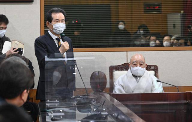 정세균 전 국무총리가 정부와 여당의 종교 편향 논란과 관련해 17일 서울 종로구 조계사에서 조계종 총무원장인 원행(오른쪽) 스님을 예방하고 있다. 뉴시스