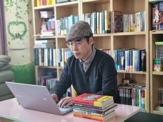 윤자영씨는 특별한 작업실이 없다. 집이든 학교든 어디서든 노트북을 펴고 글을 쓴다고 했다. 사진 본인제공