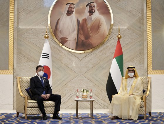 UAE를 방문 중인 문재인 대통령이 16일 오후(현지시간) 두바이 엑스포 리더십관에서 모하메드 빈 라시드 알 막툼 UAE 총리 겸 두바이 통치자와 회담하고 있다 . [청와대사진기자단]
