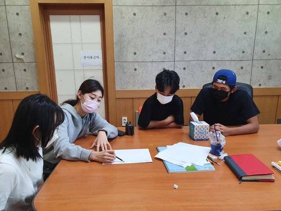 춘천 아동권리위 학생들이 아동 권리에 대한 이야기를 그린 동화책 『토끼왕』의 스토리를 구성하고 있다.