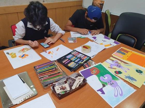 이야기뿐만 아니라 그림도 직접 그렸다. 채색에 한창인 두 학생의 모습.