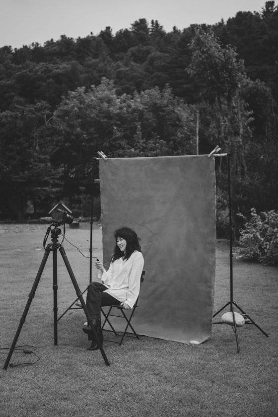 나윤선 11집 'Waking World' 표지 사진은 집 앞 풀밭에 카메라만 설치한 채 나윤선이 셀프촬영했다. 나윤선은 "카메라 뒤에 사람이 없으니까 아무래도 똑바로 렌즈를 바라볼 수 있고, 편안하게 찍힌 것 같다"고 했다. 사진 엔플러그