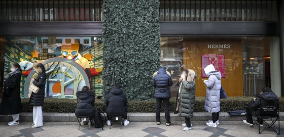 지난 5일 오전 서울시내의 한 백화점을 찾은 시민들이 입장을 위해 기다리고 있는 모습. 뉴시스