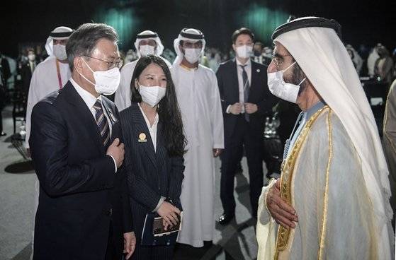 문재인 대통령이 17일 오전(현지시간) 아랍에미리트 두바이 엑스포 전시센터에서 열린 아부다비 지속가능성주간 개막식 및 자이드상 시상식을 마친 뒤 두바이 통치자인 무함마드 빈 라시드 알막툼 UAE총리와 인사하고 있다. 두바이=청와대사진기자단