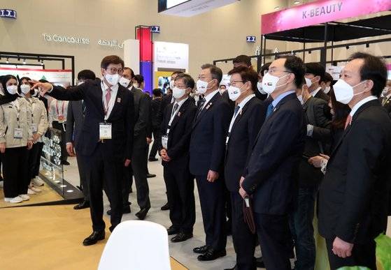 문재인 대통령이 17일 오전(현지시간) 두바이 엑스포 전시센터 북관에서 열린 2022 두바이 한국 우수상품전 내 부산엑스포 홍보 유치관을 찾아 박형준 부산시장으로부터 설명을 듣고 있다. 청와대사진기자단