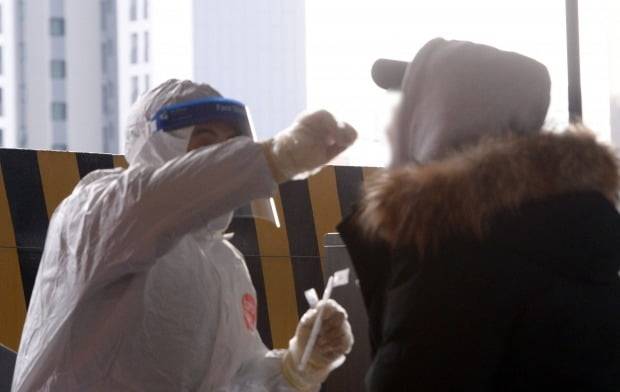 17일 오전 광주 북구보건소 선별진료소에서 한 시민이 진단검사를 받고 있다. /사진=뉴스1