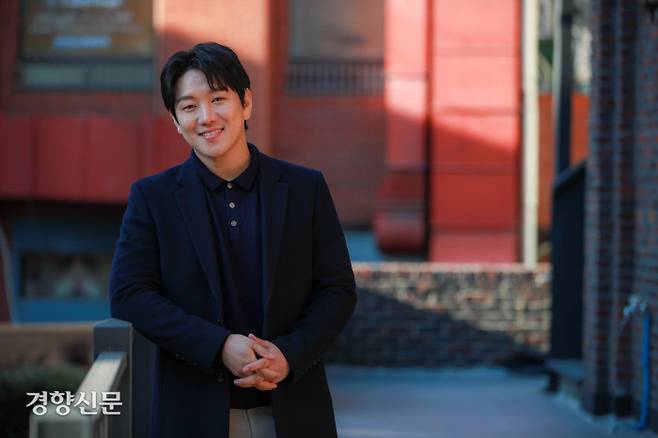 뮤지컬 <썸씽로튼>에서 어설프고 유쾌한 예언자, ‘노스트라다무스’를 연기하는 뮤지컬 배우 정원영을 지난 14일 서울 용산구의 한 카페에서 만났다. 이준헌 기자